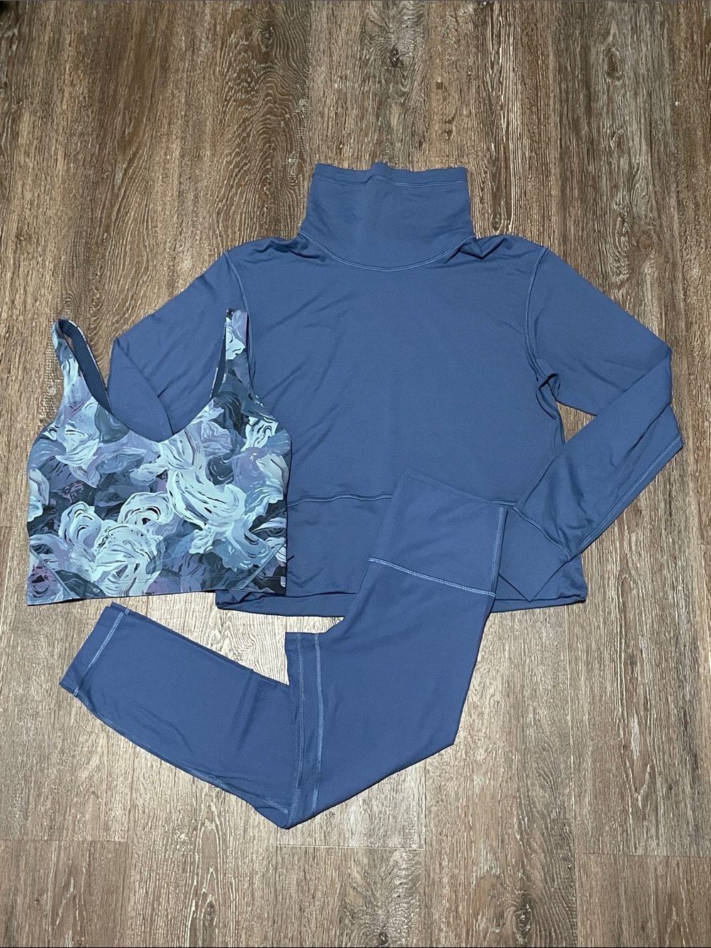 EUC Lululemon Matching Pitch/Stencil Blue Bundle. Size 6